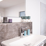 Modern saniertes Badezimmer: Waschbeckenansicht