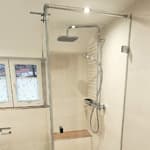 Badezimmer Sanierung der Dusche: Ebenerdige Dusche mit Sitzgelegenheit
