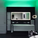 Grau gefliestes Bad mit grünem LED und LED-Spiegel