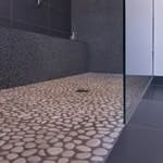 Der Boden einer gefliesten ebenerdigen Dusche