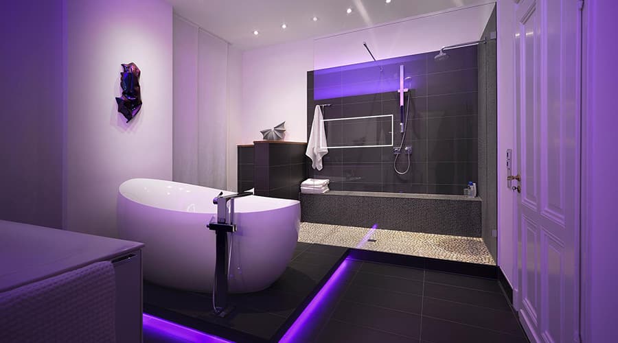 Frisch saniertes Badezimmer mit LED Bodenbeleuchtung und freistehender Badewanne