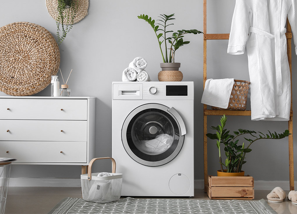 Moderner Wohnraum mit Waschmaschine