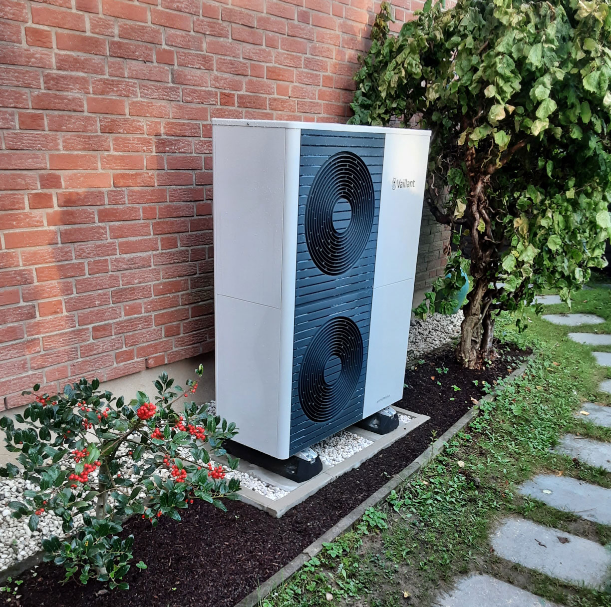 Verbaute Vaillant Wärmepumpe am Haus