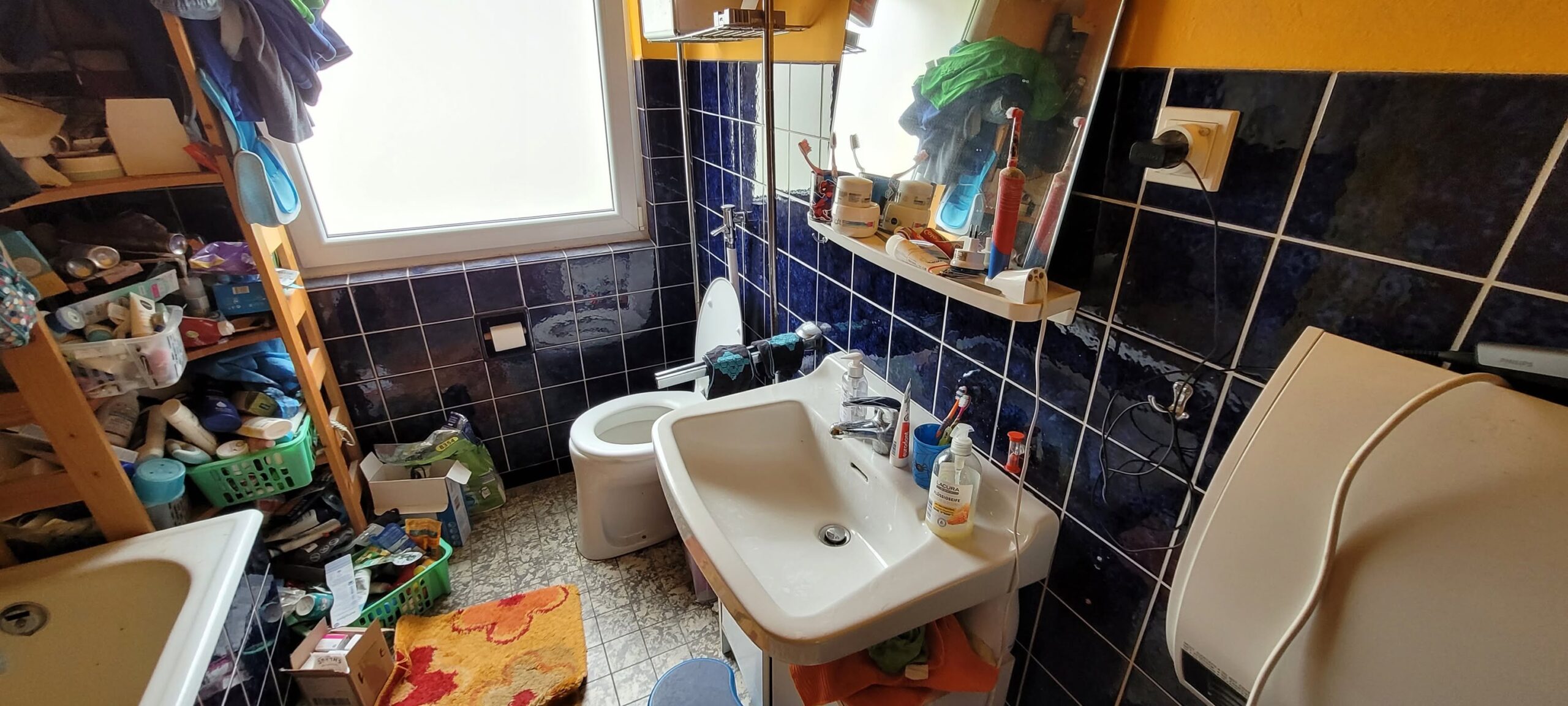 Mitarbeiter von Lövenich begrüßt einen Kunden