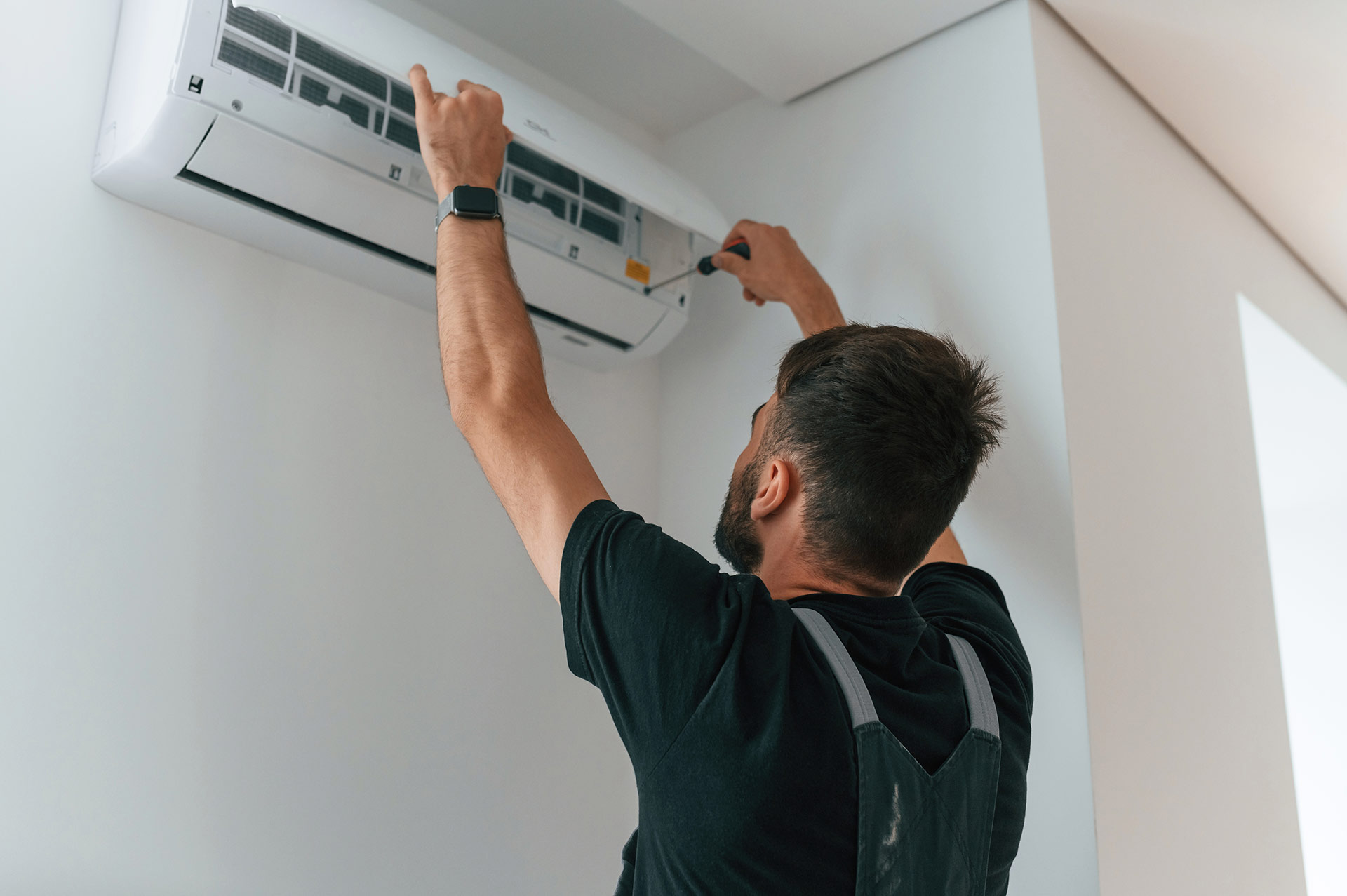 Professionelle Reparatur einer Klimaanlage